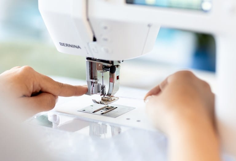 BERNINA 325 Sewing Machine