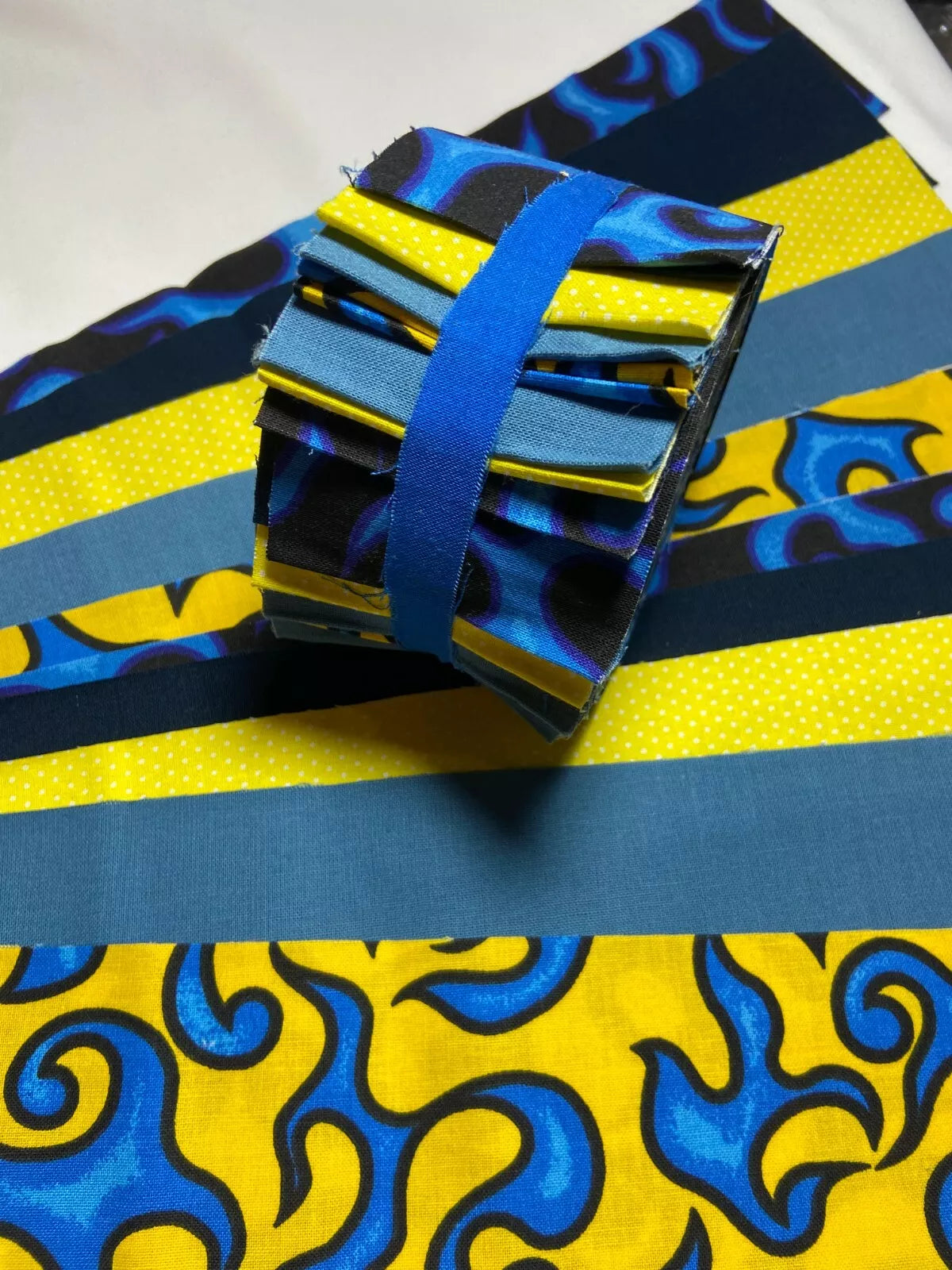 20 Strips 2.5" Jelly Rolls Fabric Squares Pre Cut Quilting Blue Yellow Flames